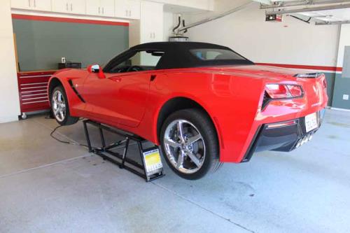 QuickJack elevador portátil con Corvette Rojo