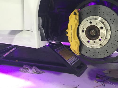 West Coast Customs arreglando un Porsche Blanco