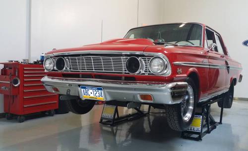 Elevador de coches QuickJack en un garaje
