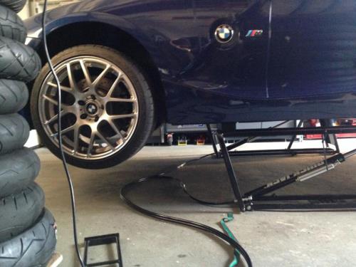 galeria-QuickJack-eleva-auto-BMW-ZR