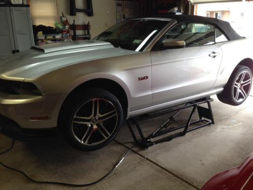 galería-QuickJack-gato-hidráulico-con-Mustang