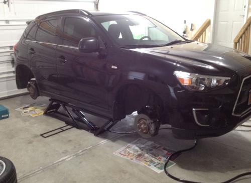 QuickJack elevando un SUV