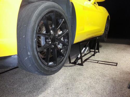 Levantando un Corvette con el QuickJack en mi garaje